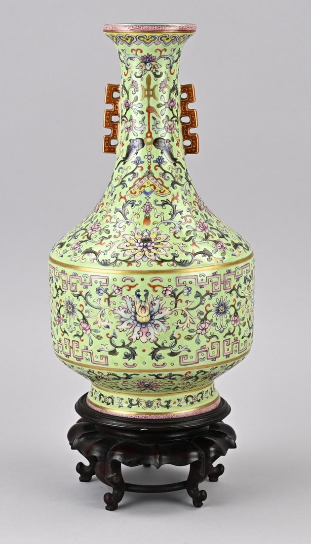 Chinese vase on console, H 31 cm. (1 of 3)