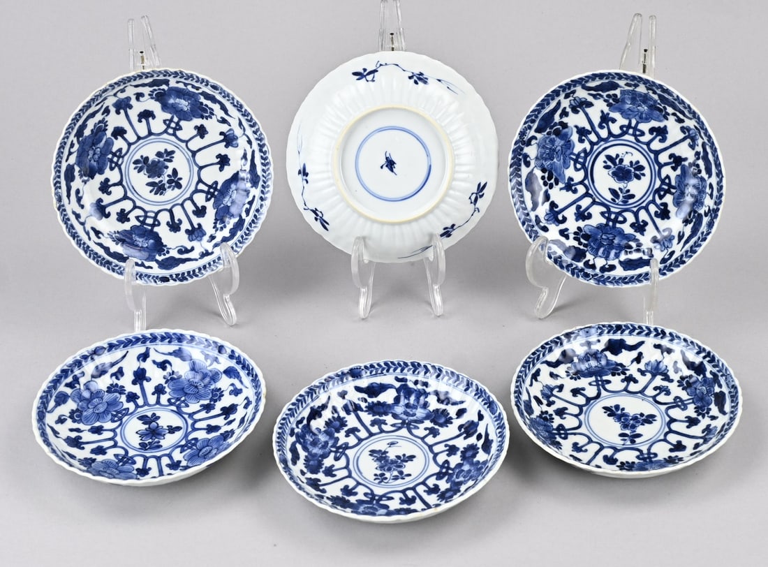6x Kang Xi dish Ø 13.5 cm.: Set of six 18th-century Chinese porcelain Kang Xi plates with floral decoration + base mark. Five plates in good condition. One plate with a single chip. Dimensions: Ø 13.5 cm. In good condition.