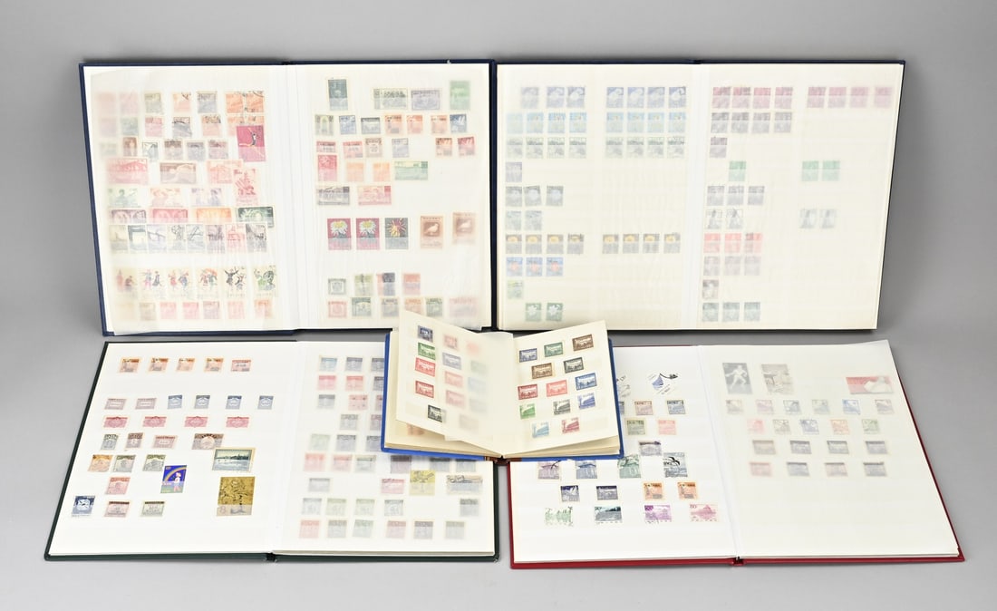 5x Chinese stamp album: Five Chinese stamp collecting albums. Mint + used. 20th Century. Dimensions: 18 x 31 cm. In good condition.