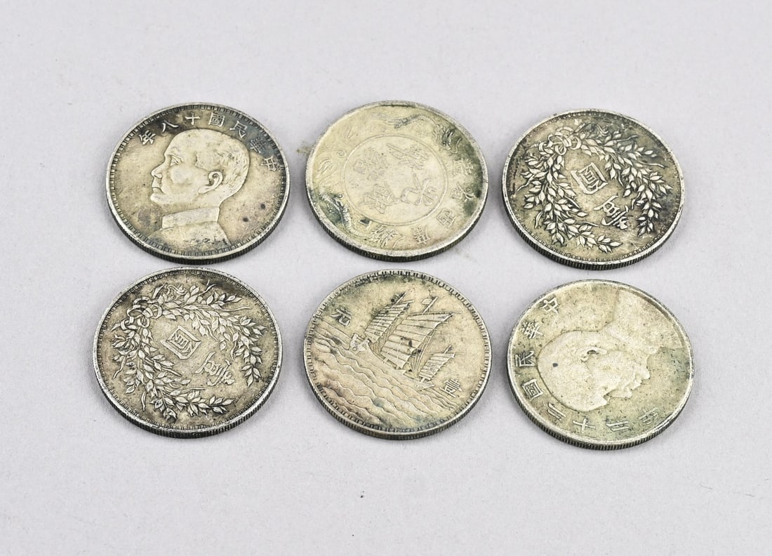 Lot of Chinese coins (6x): Six old Chinese coins. 20th century. Dimensions: Ø 4 cm. In good condition.