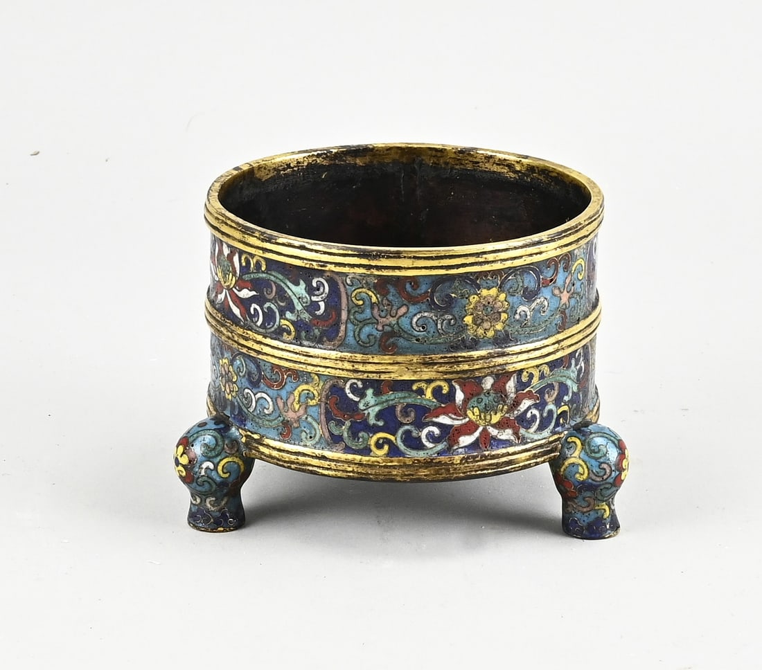 Cloisonné incense holder: Antique, 18th-century, Chinese bronze gilded incense burner on three legs, with cloisonné and floral decoration. Base mark. Signs of use. Dimensions: H 8.3 x Ø 10.3 cm. In good condition.
