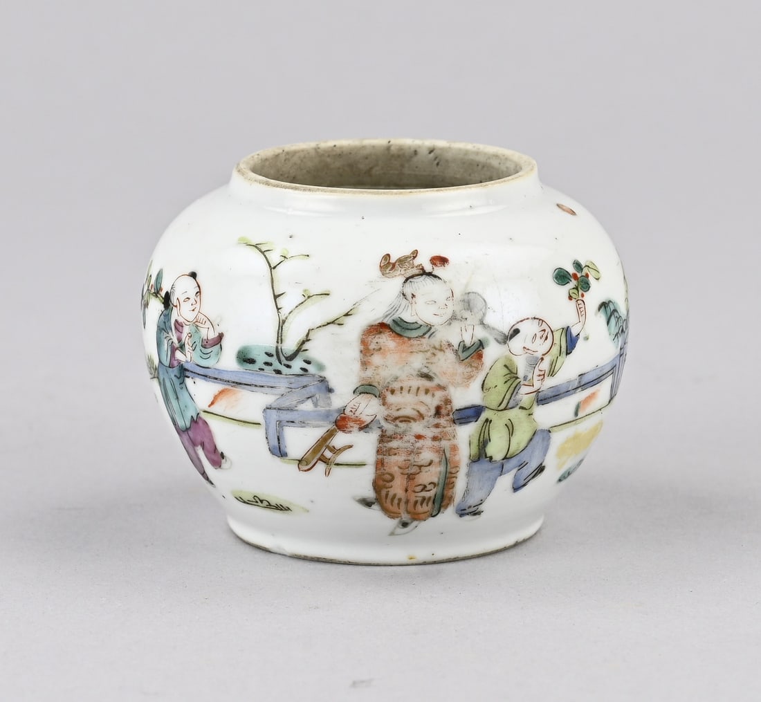 Chinese bulb vase, Ø 7.3 cm.: 19th-century Chinese porcelain Rose Family bulbous vase with figures in a garden decor. Base mark. Dimensions: H 5.7 x Ø 7.3 cm. In good condition.