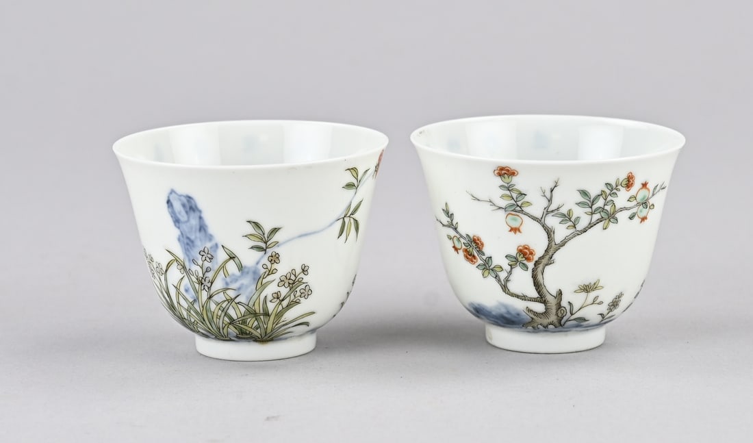 2x Family Rose cup: Two detailed Chinese porcelain Family Rose cups with garden/text decoration. Six-character base mark. Dimensions: Ø 5.2 cm. In good condition.