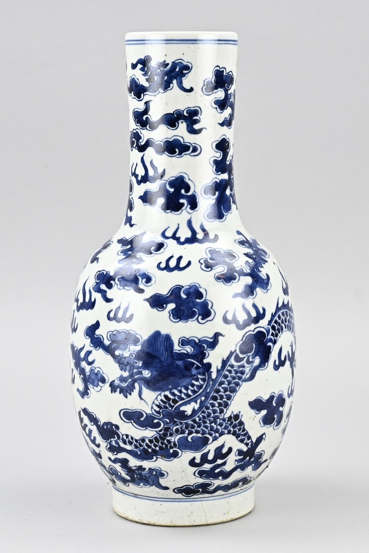 Chinese dragon vase, H 30 cm.: 19th-century Chinese porcelain dragon vase with four-character base mark. Dimensions: H 30 cm. Crack. In fair condition.