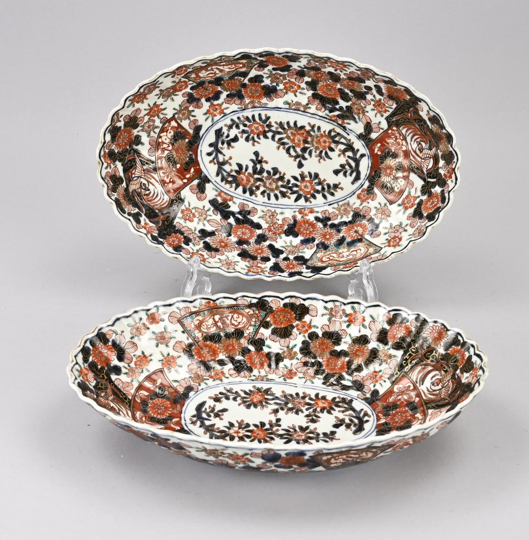 2x Japanese Imari dish (oval): Two 19th-century Japanese oval Imari porcelain bowls with floral/gold decoration. Contoured rim. Dimensions: 6.5 x 31.5 x 20 cm. One bowl has a hairline crack. In fair/good condition.