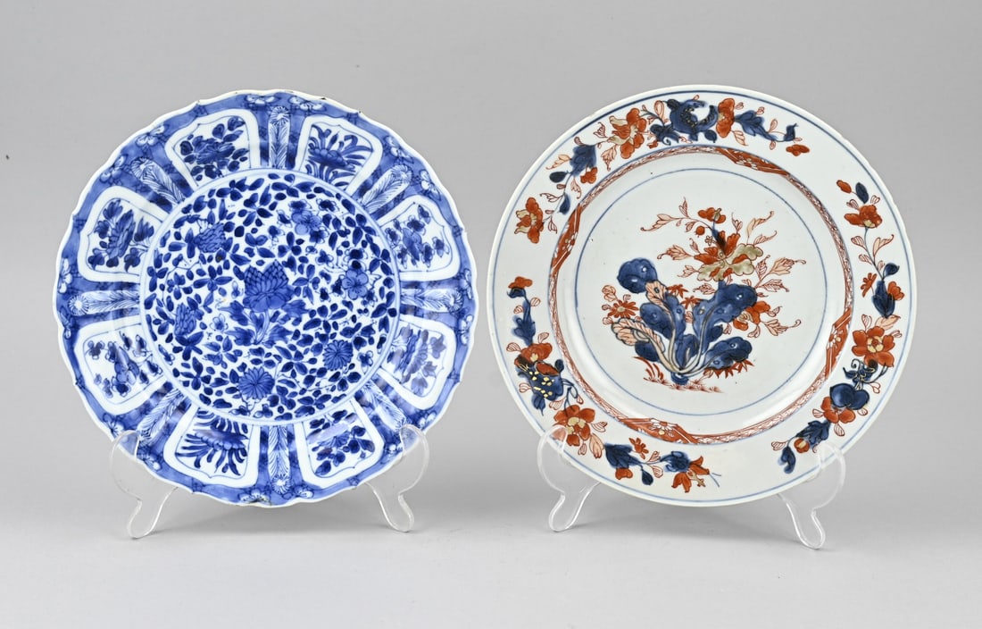 2x Chinese plate Ø 22.7 - 23 cm.: Two 18th-century Chinese porcelain plates. 1x Kang Xi, blue/white with floral decoration + base mark, hairline crack. 1x Imari, Tobacco leaf + gold decoration, slight rim frit. Dimensions: Ø 22.7