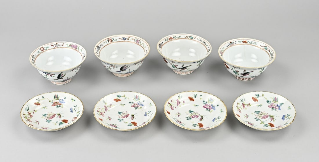 Rose Family porcelain lot (8x): Lot of eight pieces of antique Chinese Rose Family porcelain. Consisting of: 4x Bowl with floral/bird decoration, with base mark, chip and/or hairline crack. 4x Saucer with floral/cricket decoration, 
