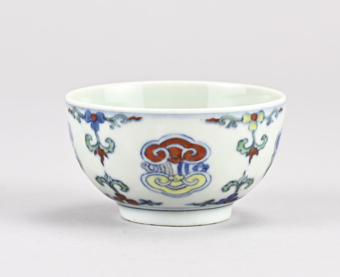 Chinese doucai cup Ø 7 cm.: Small Chinese porcelain doucai cup with a six-character base mark and floral decoration. Dimensions: H 4 x Ø 7 cm. In good condition.