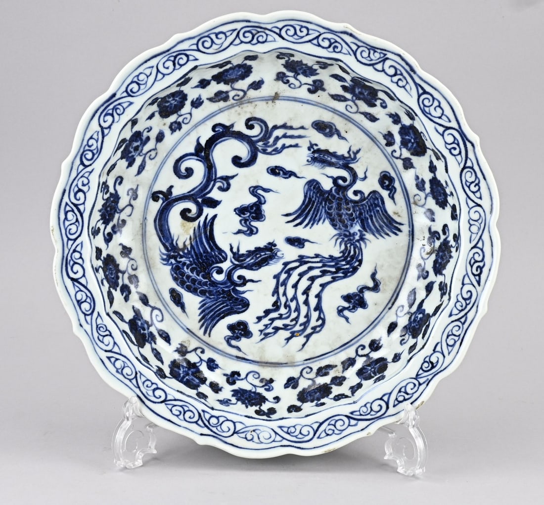 Chinese deep dish Ø 32.5 cm.: Large, old, Chinese porcelain deep dish with phoenix/floral decoration + contoured rim. Floral decoration on the reverse. Dimensions: Ø 32.5 cm. In good condition.