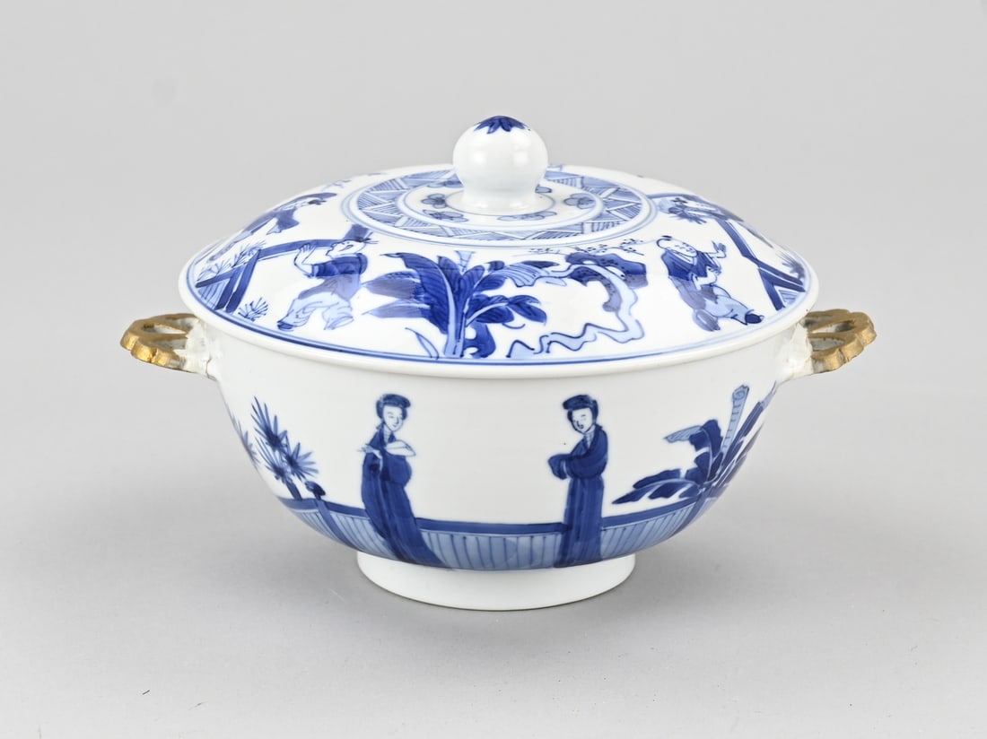 Chinese lidded box: Rare 17th-18th century Chinese porcelain Kang Xi lidded box with geishas and jesters in a garden decor. Six-character base mark. Dimensions: 10.5 x Ø 14 cm. In good condition.