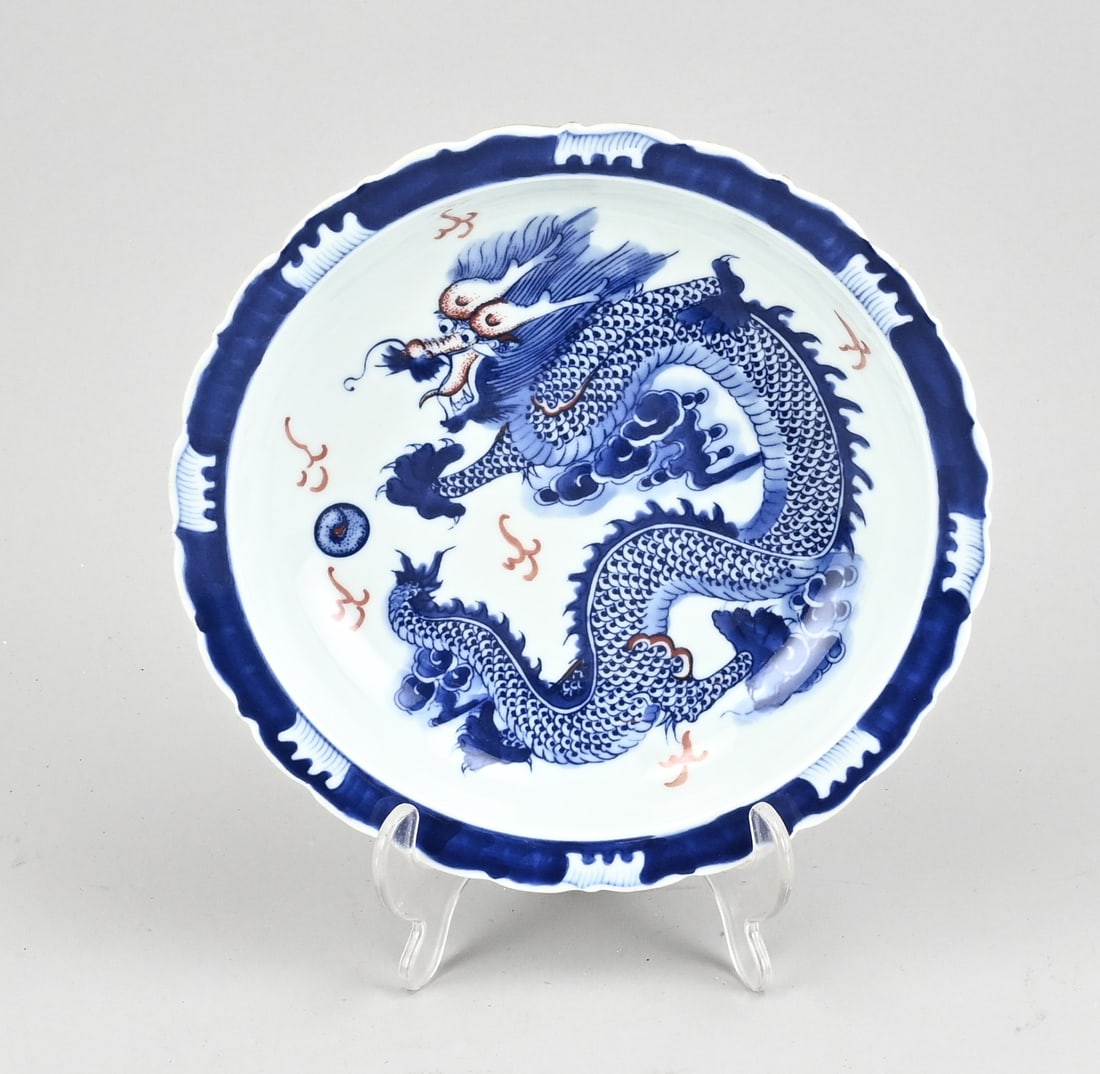 Chinese plate Ø 22 cm.: Chinese porcelain dragon plate with contoured rim. Six-character base mark. Dimensions: Ø 22 cm. In good condition.