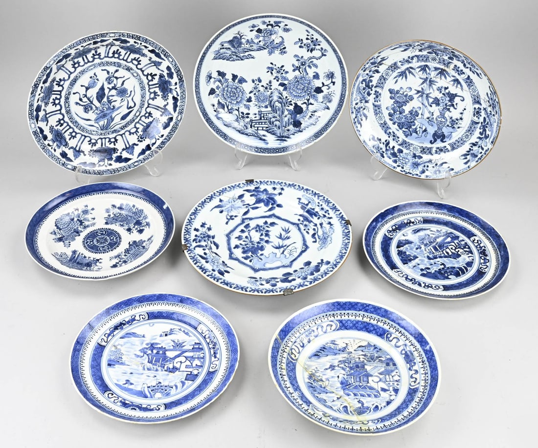 8x Chinese plate: Eight miscellaneous antique Chinese porcelain plates, Kang Xi, Cheng Lung. Dimensions: Ø 24 - 28.5 cm. Damaged, hairline cracks, chips. In fair/moderate condition.
