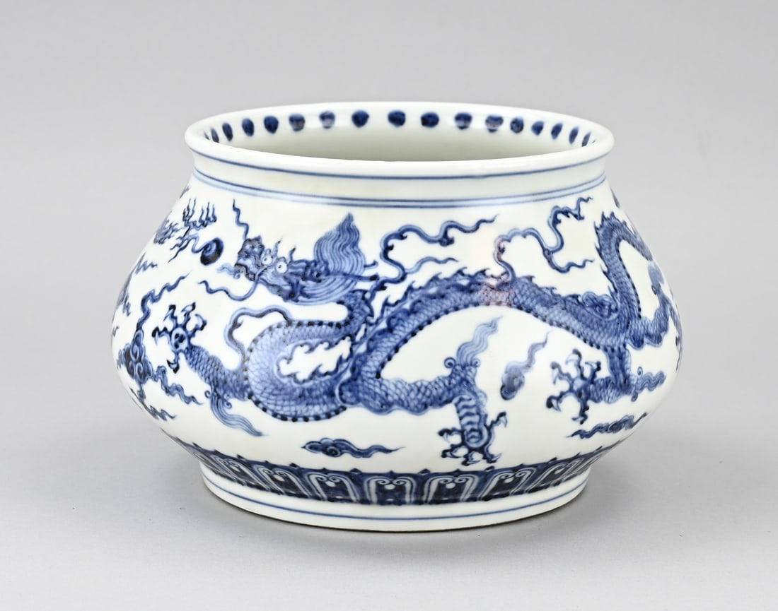 Chinese dragon pot Ø 21cm.: Old Chinese porcelain dragon pot with six-character base mark. Dimensions: H 14.5 x Ø 21 cm. In good condition.