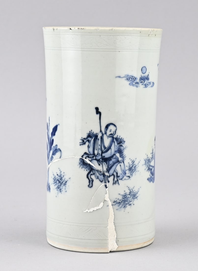 Chinese brushpot, 16.7 cm.: Chinese porcelain brush vase with figures in a landscape decoration. Dimensions: 16.7 cm. Glued. In fair condition.