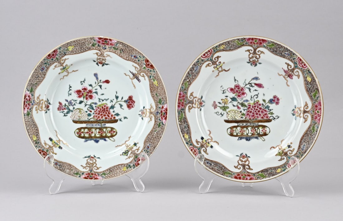 2x Family Rose plate Ø 23 cm.: Two 18th-century Chinese porcelain Family Rose plates with peony/flower vase/gold decoration. One plate has a minimal chip. Dimensions: Ø 23 cm. In good condition.
