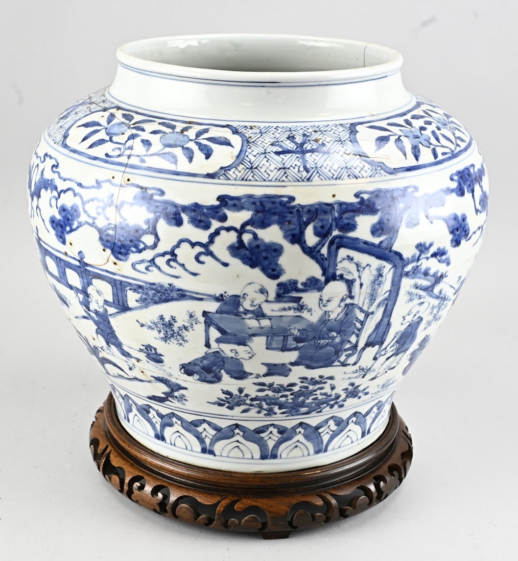 Large Chinese pot: Large Chinese Ming Dynasty pot with decoration of figures seated at a table and playing children. Mounted on a console. Dimensions: Ø 38 cm. Height with base: 38 cm. Height without base: 33 cm. T
