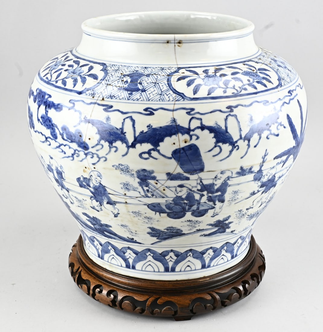 Large Chinese pot - 2