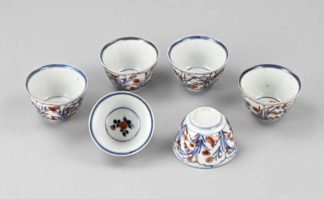 6x Imari cup Ø 6.3 cm.: Six 18th-century Chinese porcelain Imari cups with floral/grasshopper and gold decoration. Four cups in good condition, two damaged. Dimensions: H 4 x Ø 6.3 cm. In fair/good condition.