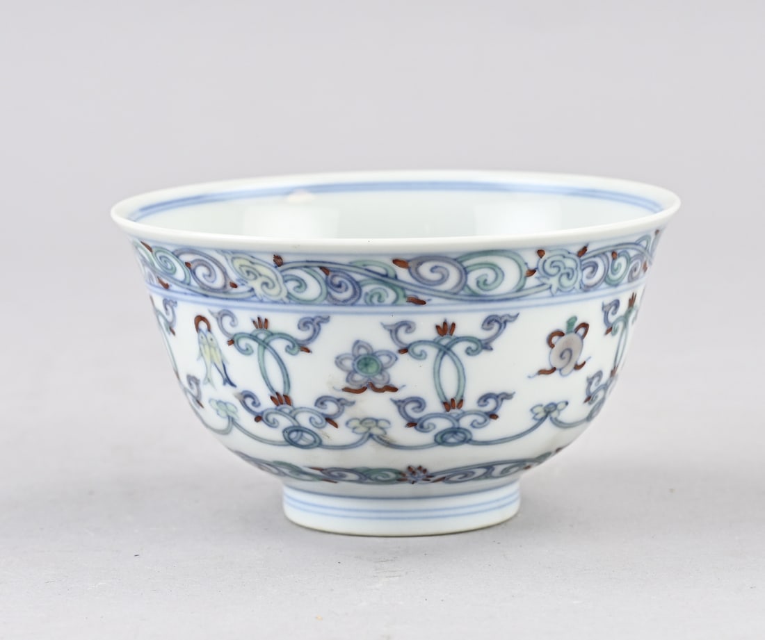 Chinese Doucai bowl Ø 11 cm.: Old Chinese porcelain Doucai bowl with floral decoration. Six-character base mark. Dimensions: H 6 x Ø 11 cm. In good condition.