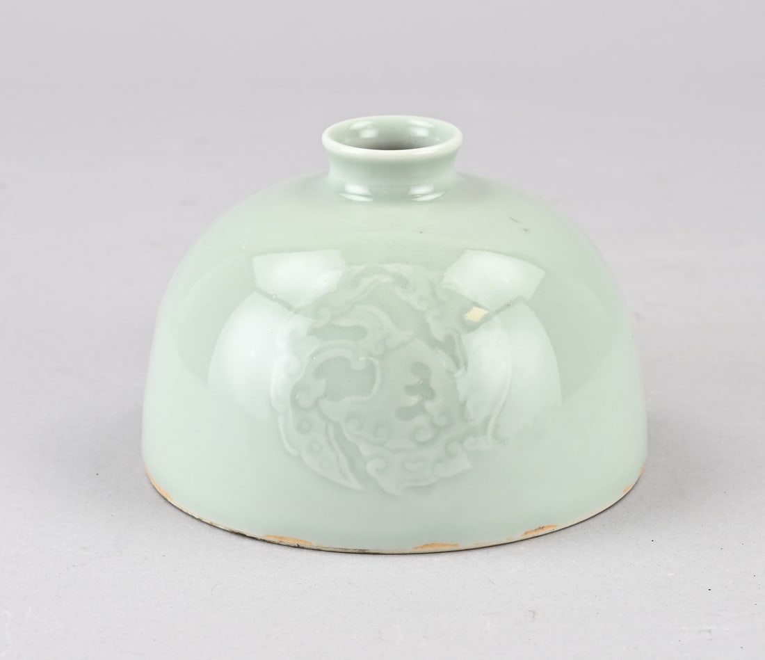 Chinese celadon water pot Ø 12.5 cm.: Old Chinese porcelain celadon water pot with relief medallions + six-character base mark. Dimensions: H 9.5 x Ø 12.5 cm. In good condition.