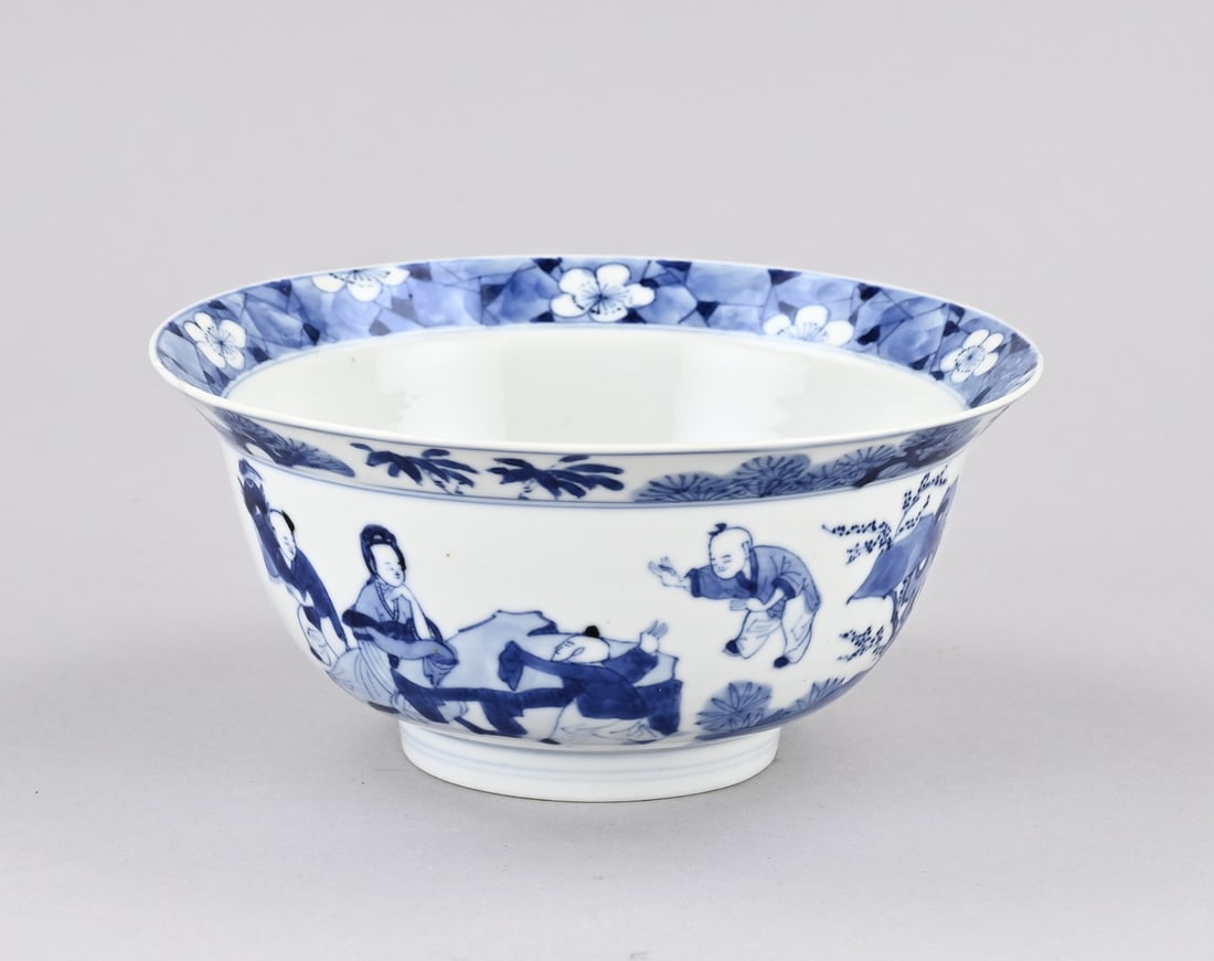 Kang Xi hooded hat bowl Ø 16.5 cm.: 18th-century Chinese porcelain Kang Xi lidded bowl with jesters and geishas in a garden decor. Six-character base mark. Dimensions: H 8 x Ø 16.5 cm. In good condition.