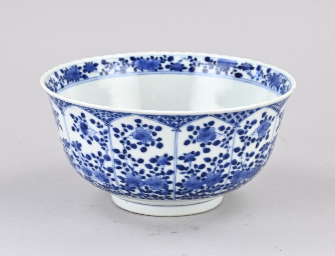 Chinese bowl Ø 17.8 cm.: 18th-century Chinese porcelain bowl with flower vase/floral decoration. Dimensions: 9 x Ø 17.8 cm. Slight rim chipping. In good condition.