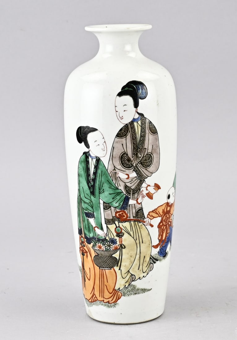 Chinese vase, H 25.5 cm. (1 of 3)
