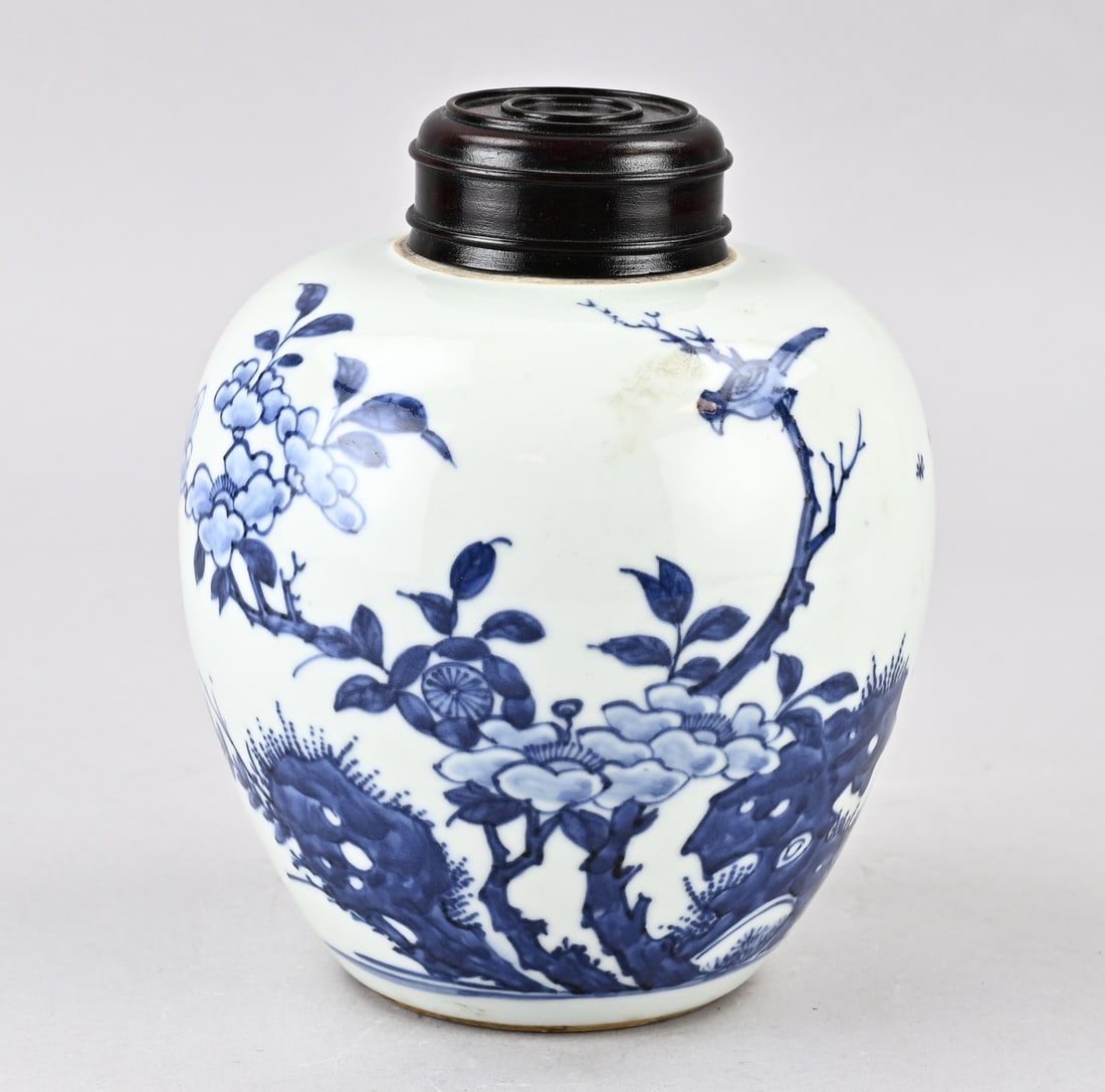 Chinese ginger jar Ø 14 cm.: Antique Chinese porcelain ginger jar with bird/garden decoration. Dimensions: H 18 x Ø 14 cm. In good condition.
