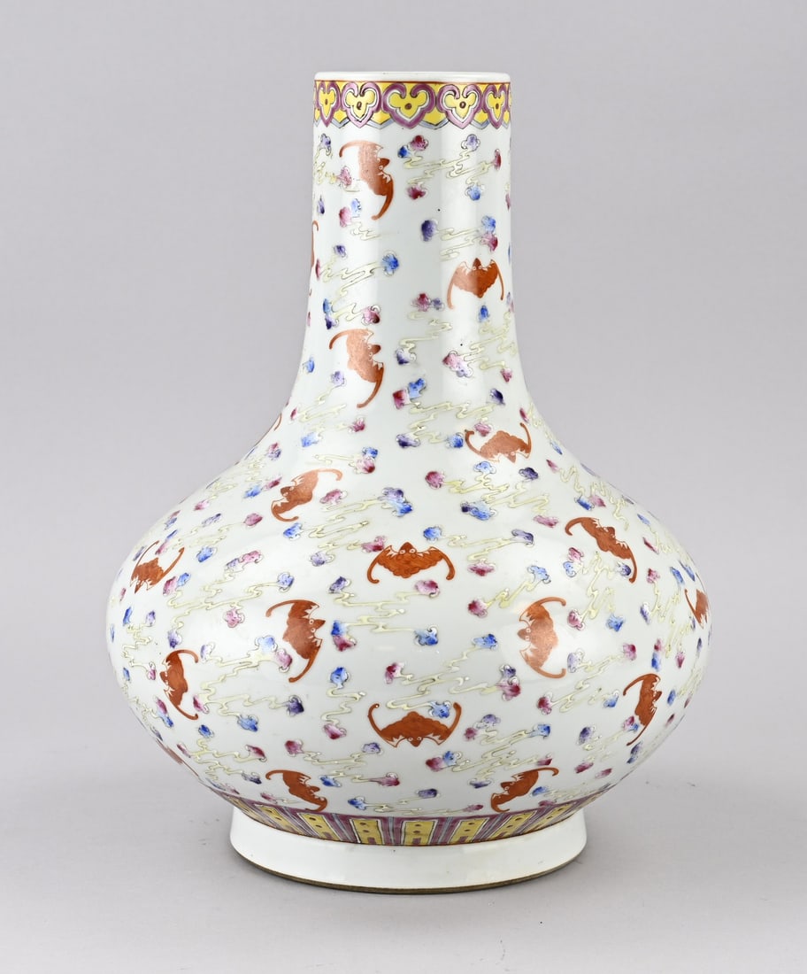 Chinese vase (bat), H 32.8 cm.: Old Chinese porcelain Rose Family vase with bat decoration. Six-character base mark. Dimensions: H 32.8 cm. In good condition.
