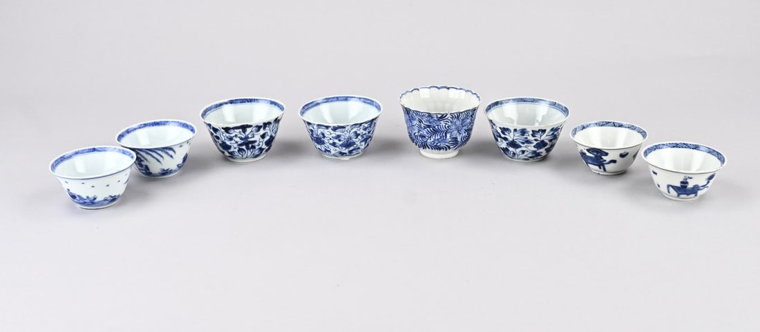 Lot of Chinese cups (8x): Lot of eight various Chinese porcelain cups. 18th - 19th century. One rim damaged, the rest minimal rim frit. Dimensions: 7 x 7.7 cm. In fair/good condition.