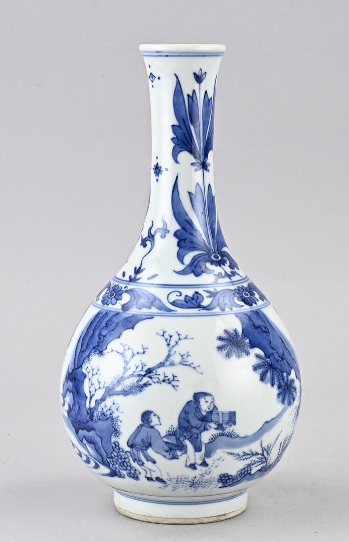 Chinese vase, H 29 cm.: Old/antique Chinese porcelain vase with figures in a landscape + waterfall decoration. Dimensions: H 29 cm. In good condition.