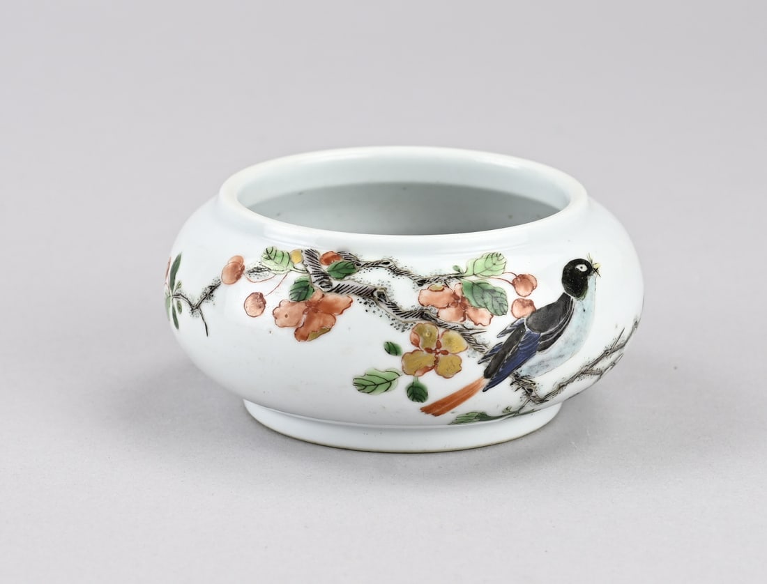 Chinese water pot Ø 10 cm.: Old Chinese porcelain Rose Family water pot with decoration of a bird on a blossom branch. Six-character base mark. Dimensions: H 4.5 x Ø 10 cm. In good condition.