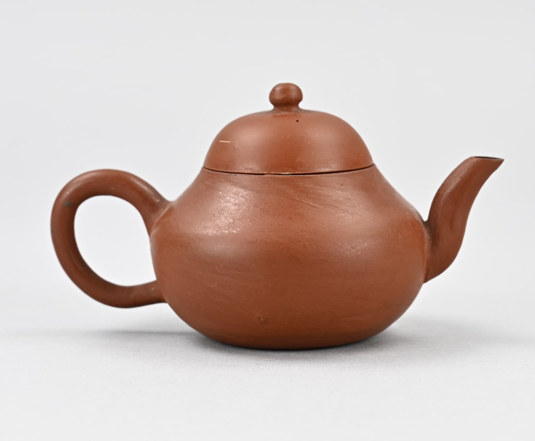 Chinese teapot Ø 7 cm.: Antique Chinese Yixing teapot with base mark. Lid slightly damaged. Dimensions: 7 x 12 x Ø 7 cm. In fair/good condition.