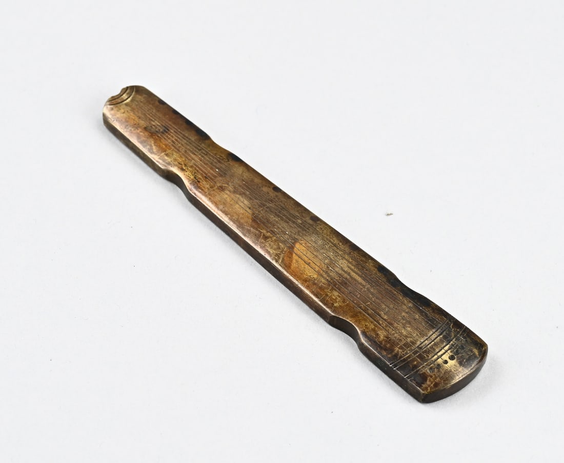 Chinese paperweight (bronze), 16.4 cm. (1 of 2)