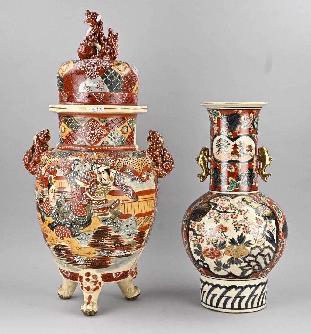 2x Oriental vase + Imari vase: Large antique Japanese porcelain lidded vase on three feet + kylins. Dimensions: H 70 cm. In good condition. Plus a Japanese porcelain Imari vase with floral decoration. Dimensions: H 47 cm. In good c