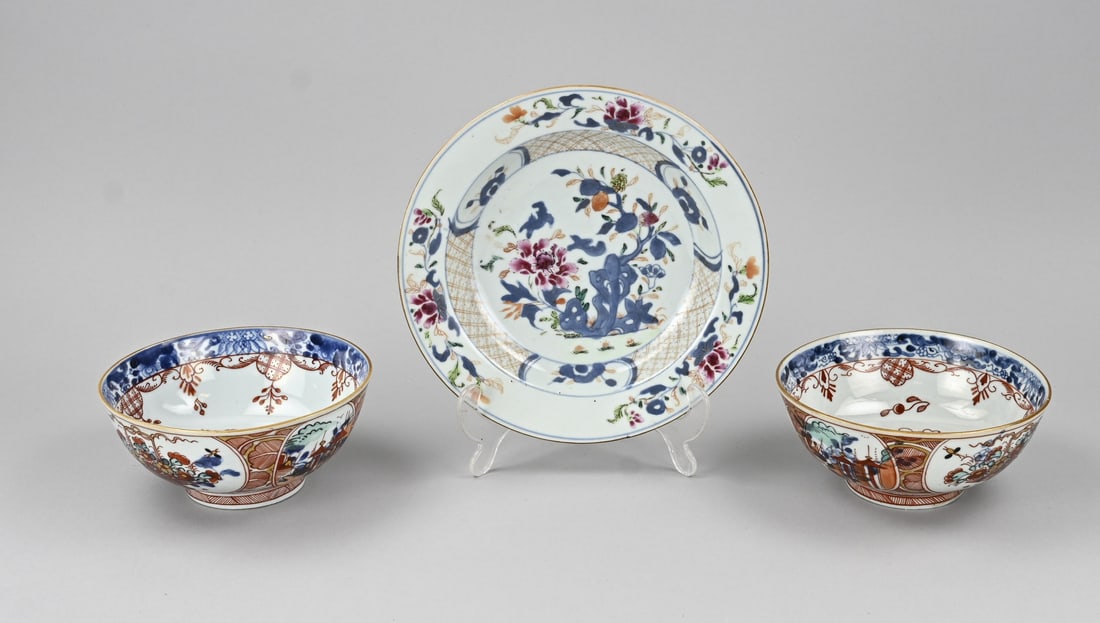 3x Chin. porcelain (2x bowl/1x plate): Three pieces of 18th-century Chinese Imari porcelain. 2x Bowl, with flower vase/gold decoration, one bowl with hairline crack. 1x Plate, garden decoration, good. Dimensions: 17 - 22.5 cm.