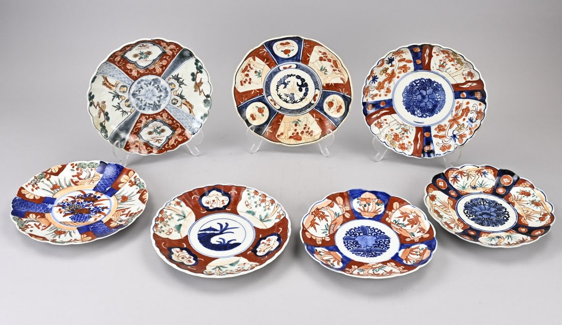 Lot Imari plates (7x): Lot of seven antique Japanese porcelain Imari plates. Floral decoration. Dimensions: Ø 21 - 22 cm. Some damage. In fair/good condition.