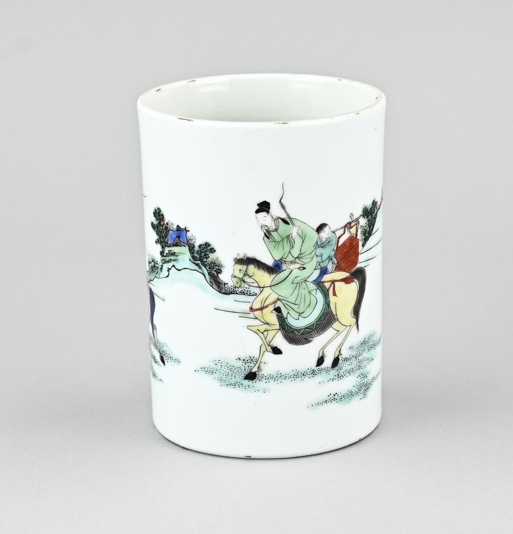 Chinese brush vase: Old Chinese porcelain Verte Family brushpot with figures on horseback, decorated all around. Dimensions: 13.2 cm. In good condition.