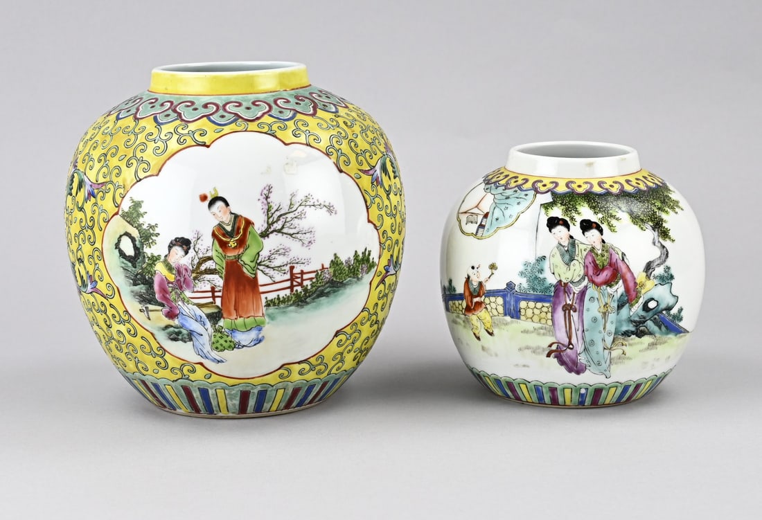2x Chinese ginger jar: Two finely decorated Chinese porcelain Rose Family ginger jars with figures in a garden setting. First half of the 20th century. Dimensions: 14 x 18.5 cm. In good condition.