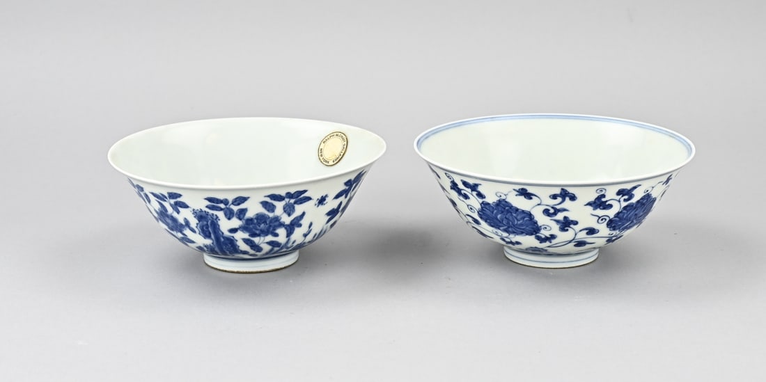 2x Chinese bowl Ø 15.5 cm.: Two Chinese porcelain bowls with garden/insect decoration. Six-character base mark. Dimensions: H 6.5 x Ø 15.5 cm. In good condition.