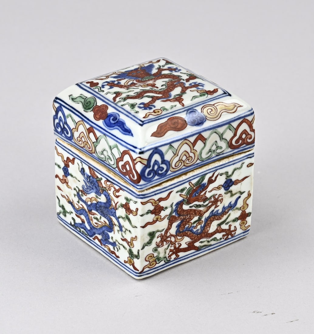 Wucai lidded box (1 of 3)