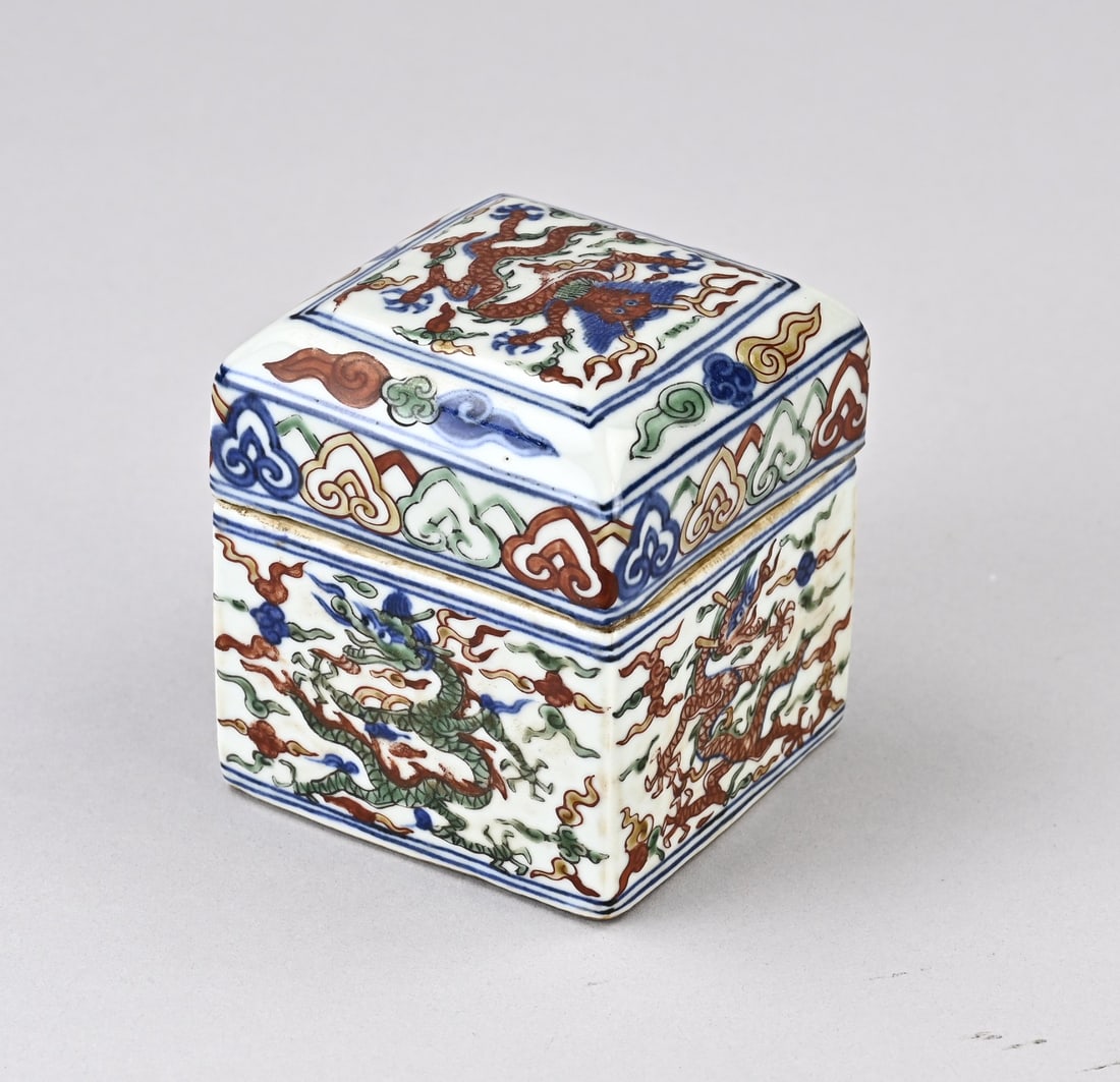 Wucai lidded box - 2