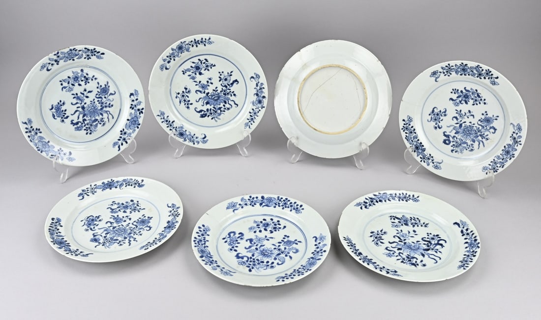 7x Chinese plate (blue/white) Ø 23 cm.: Set of seven Chinese porcelain plates with floral decoration. 18th century. Dimensions: Ø 23 cm. Hairline cracks and/or chips. In reasonable condition.