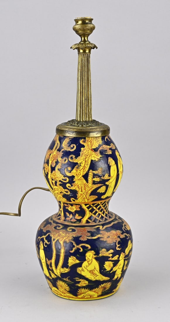 Chinese vase lamp, H 49 cm.: Distinctive old Chinese porcelain bulbous vase used as a vase lamp, with blue glaze and yellow figural decoration. Possibly shortened. Six-character base mark. Dimensions: H 49 cm. In good condition.