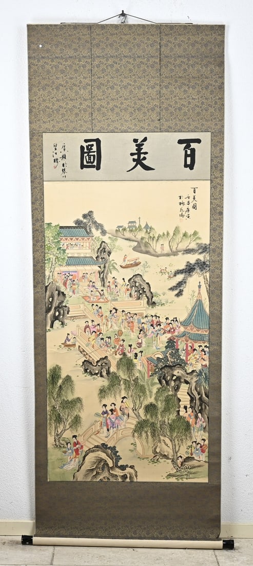 Chinese scroll painting, 130 x 61 cm.: Old Chinese scroll painting. 20th century. Garden party with many figures + text + signature. Dimensions: 130 x 61 cm. In good condition.