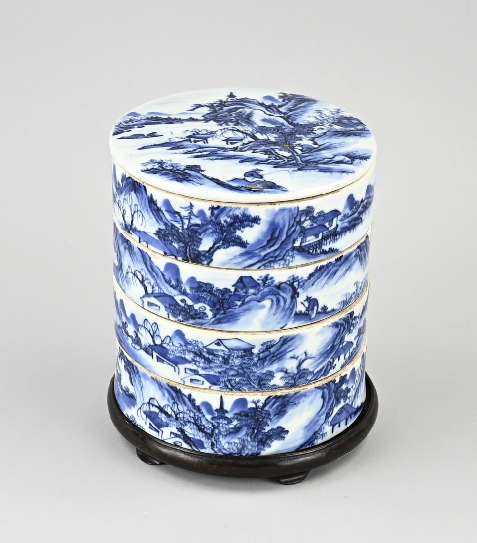 Chinese stacking box + wooden console: 19th-century Chinese porcelain stacking box with four compartments + wooden console. Landscape decoration. Dimensions: H 20 x Ø 15 cm. In good condition.