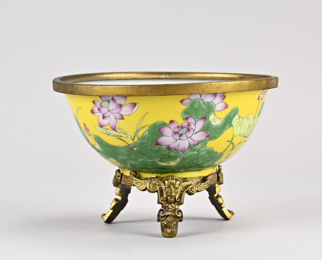 Chinese bowl on a bronze base: Chinese porcelain Rose Family bowl with bronze mount and garden/text decoration. Base mark. Dimensions: H 10.3 x Ø 14.8 cm. In good condition.