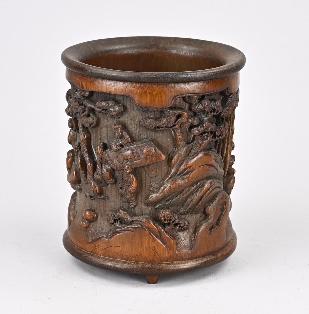 Brushpot (bamboo): Old Chinese carved bamboo brush holder with figures in a landscape + signature. 20th century. Dimensions: H 17 x Ø 14.5 cm. In good condition.