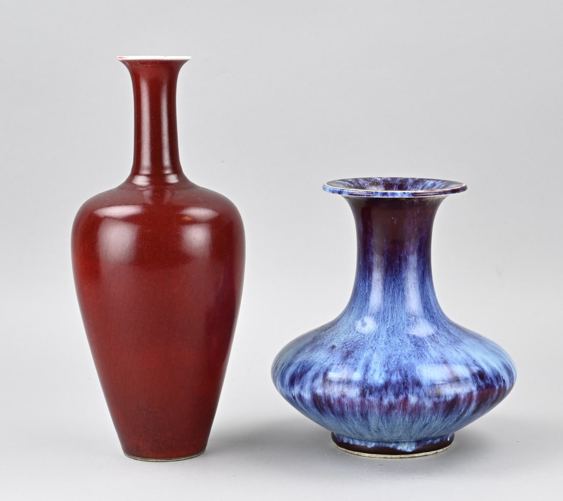 2x Chinese vase, H 20.5 - 30 cm.: Two old Chinese porcelain vases. 1x Sang de boeuf, base mark, chip. 1x Flambé vase, base mark. Dimensions: H 20.5 - 30 cm. In good condition.