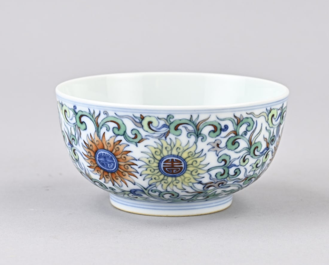 Doucai bowl Ø 10.2 cm.: Chinese porcelain Doucai bowl with floral decoration + character marks. Six-character base mark. Dimensions: H 5.2 x Ø 10.2 cm. In good condition.